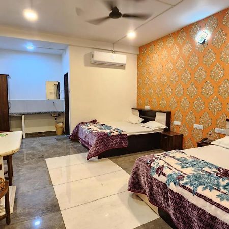 Bombay Darbar Hotel Simrol Ngoại thất bức ảnh